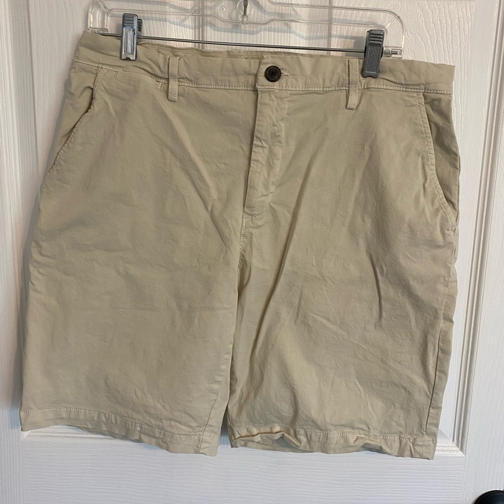 Good Threads Men’s Shorts, Size 34 waist in EUC gently worn no defects no stains